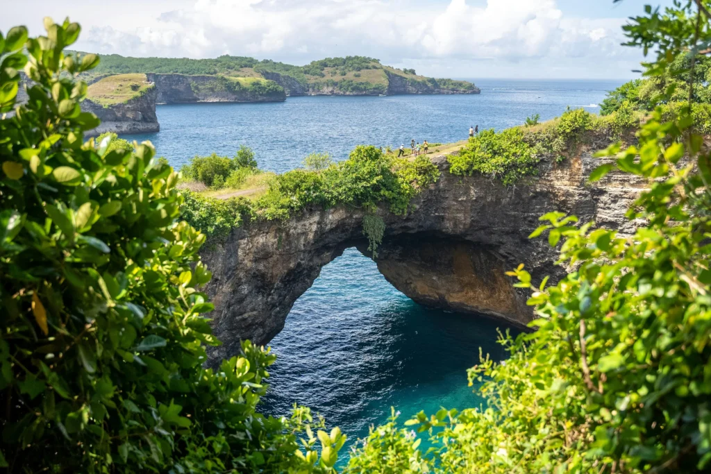 Peaceful view of Breojen Beach in Nusa Penida during Nyepi, Bali’s Day of Silence, surrounded by lush cliffs and calm turquoise waters.